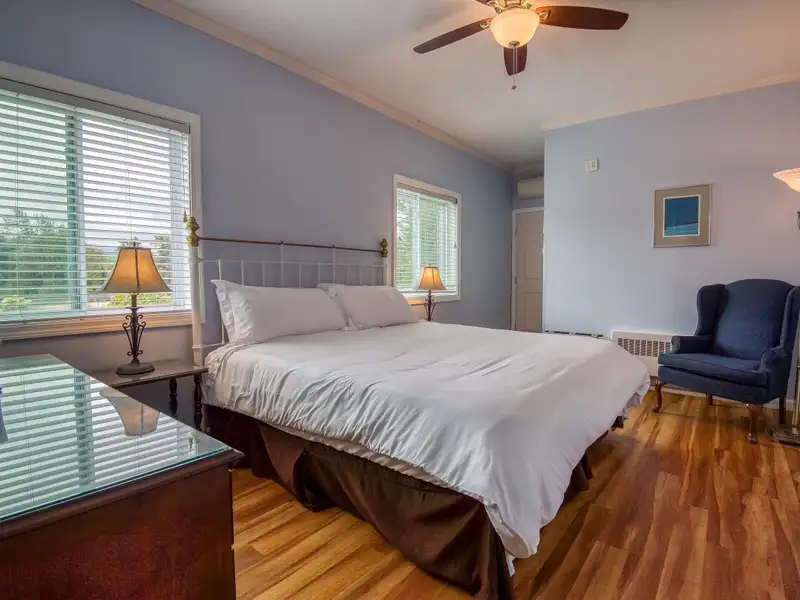 Fully Renovated Inn with 13 Guest Rooms on 5.52 Acres in White Mountains, Nh