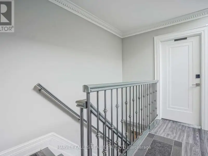 Top Floor Office Space in Renovated Semi-detached House, Prime Location, Utilities Included
