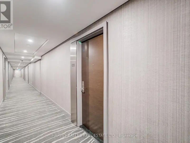 Executive Urban Townhome in King West with Private Entrance and Premium Amenities