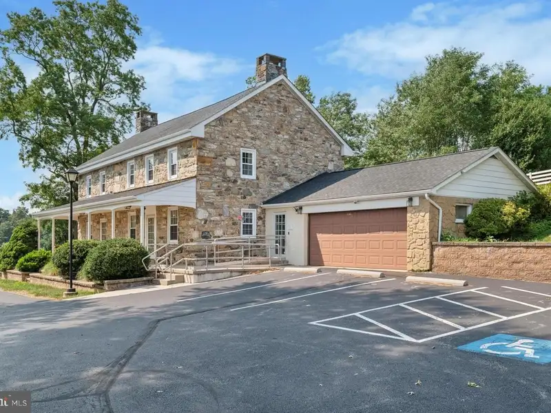 Multi-building Investment on 7 Acres: Barn, Farmhouse, and Warehouse with Rental Income