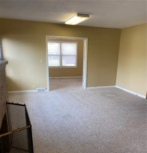 Commercial Cottage Space in Lindale Mall - Ideal for Small Business with Utilities Included