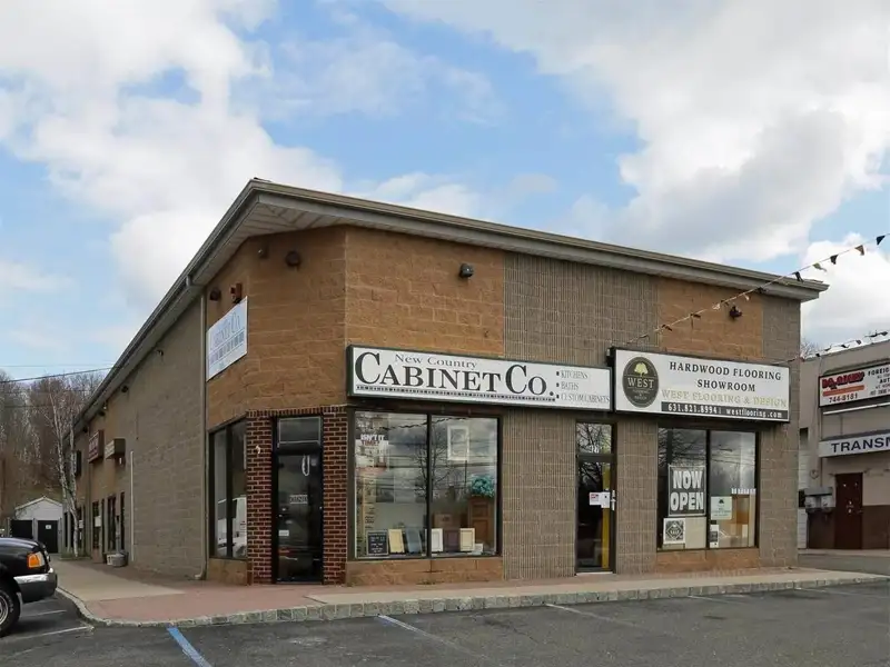 7-unit Multifamily Property with Yard and Prime Corner Location on Major Road