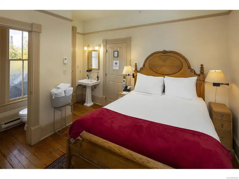 Turnkey Victorian Guest House in Songhees - 5 Suites, Steps from Seawall
