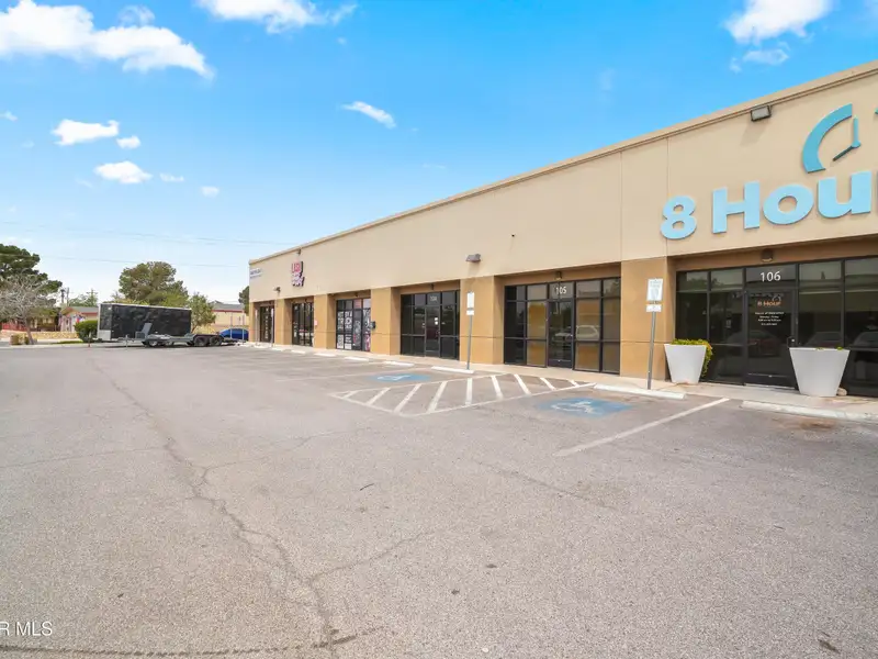 2,750 Sq Ft Office Space for Rent in Established Shopping Center Near Montwood and Yarbrough