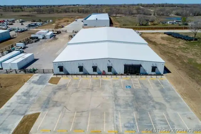 Modern Office/warehouse for Lease in Commercial General Zone - 22,080 Sf Total Space