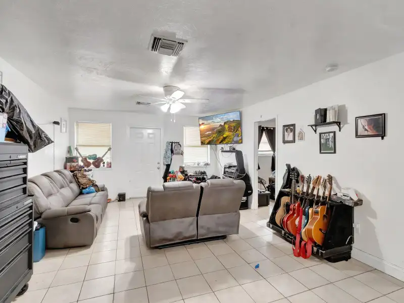 Well-maintained 6-unit Multifamily Property in South Florida with Value-add Potential