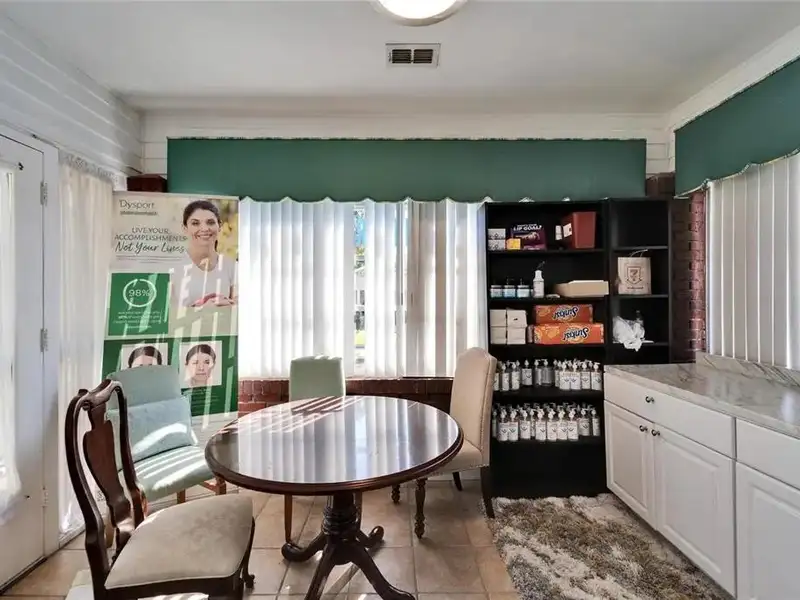 Office Suites in Hyde Park with Conference Rooms and Ample Parking