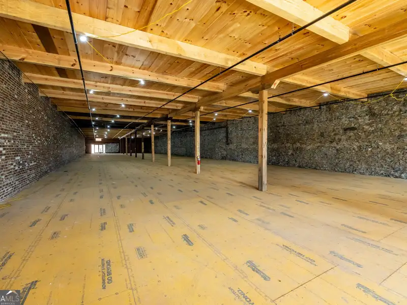 Renovated Cotton Warehouse for Lease in Prime Location with Unique Architectural Features