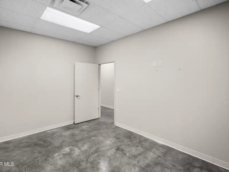2,750 Sq Ft Office Space for Rent in Established Shopping Center Near Montwood and Yarbrough