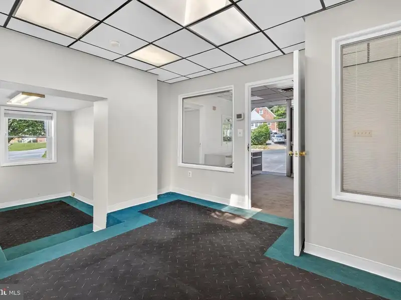 Versatile Commercial Property in Northwood Park, Ideal for Offices, Retail, or Light Industrial