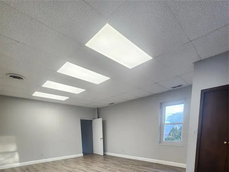 Commercial Space for Lease in Sea Cliff – 450 Sf Office/storage Unit