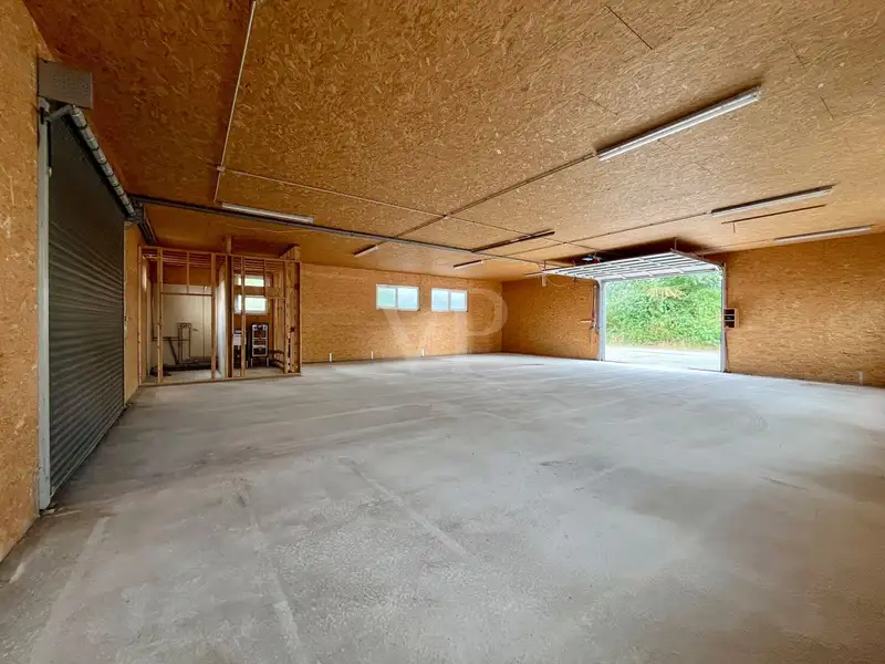 Versatile Warehouse with Approved Expansion Potential in Prime Location, 195 M² on 534 M² Plot