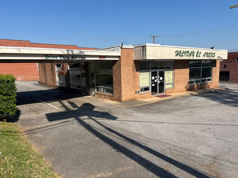 Downtown Marion Corner Commercial Space with High Visibility and Onsite Parking