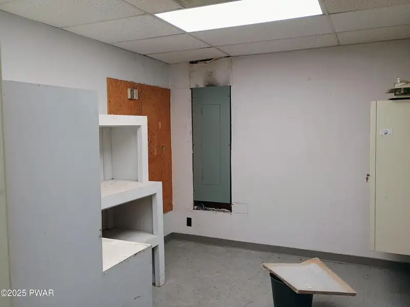 Prime 3,060 Sq Ft Office Space in Central Location Near I-84
