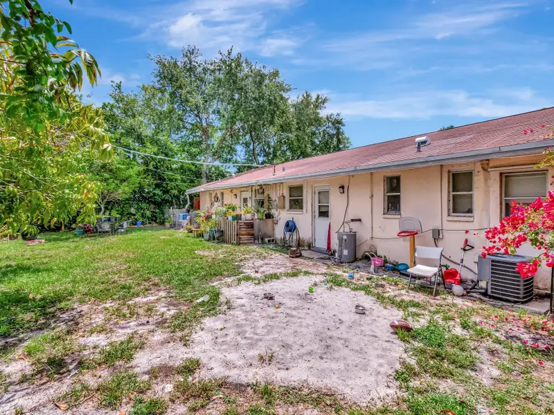 Well-maintained 6-unit Multifamily Property in South Florida with Value-add Potential