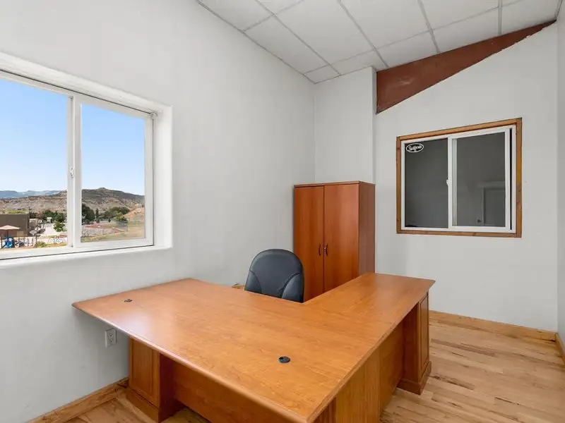 Well-maintained Commercial Property with Global Tenant and 6.8% Cap Rate on 5.71 Acres