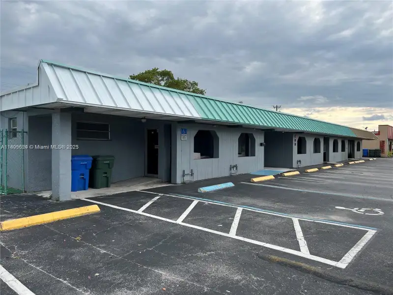 Freestanding Commercial Building in Oakland Park's Business District with B-2 Zoning