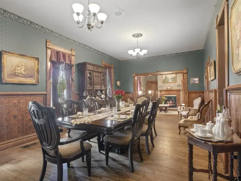 Historic Downtown Pittsburg Bed and Breakfast with 6 Ensuites and Unique Train Car Suite