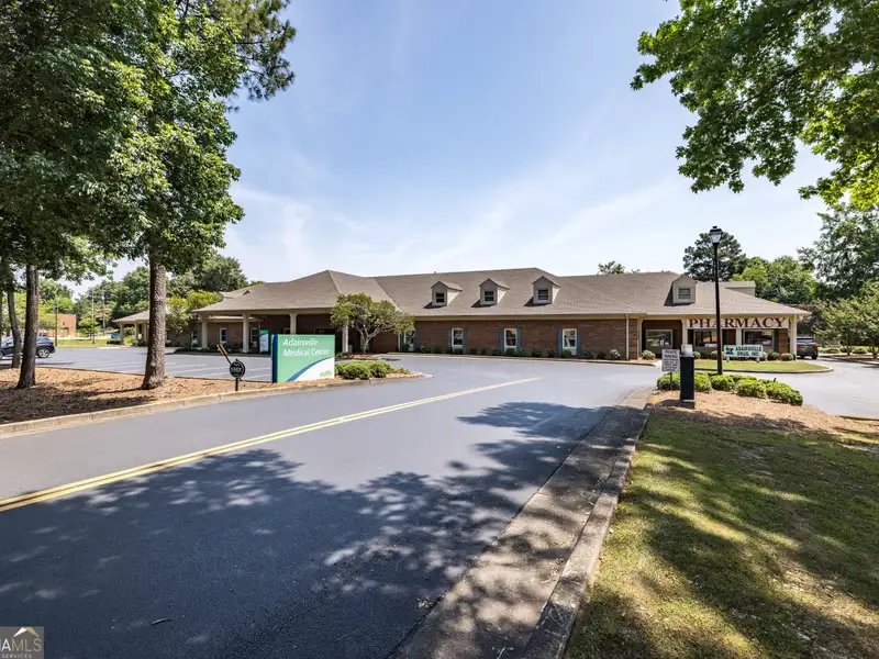 Flexible 3700 Sq Ft Commercial Space for Office or Medical Use in Adairsville