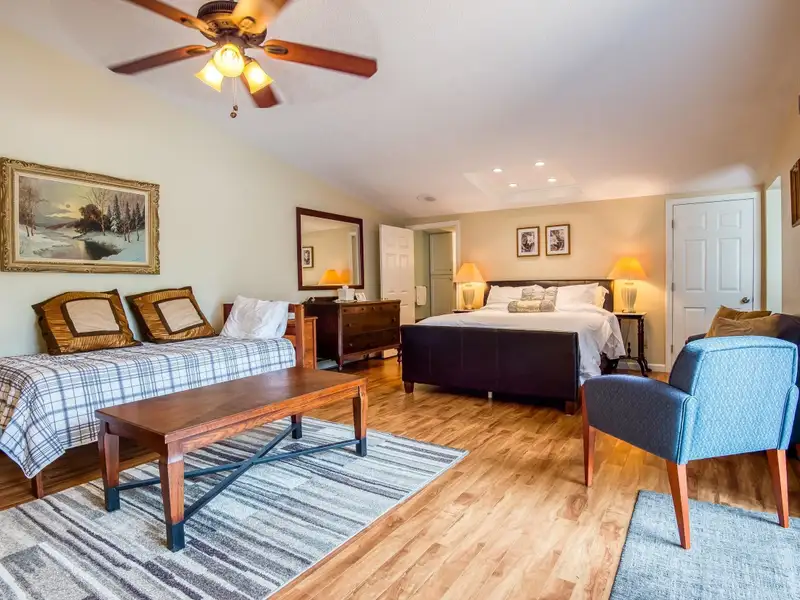 Fully Renovated Inn with 13 Guest Rooms on 5.52 Acres in White Mountains, Nh