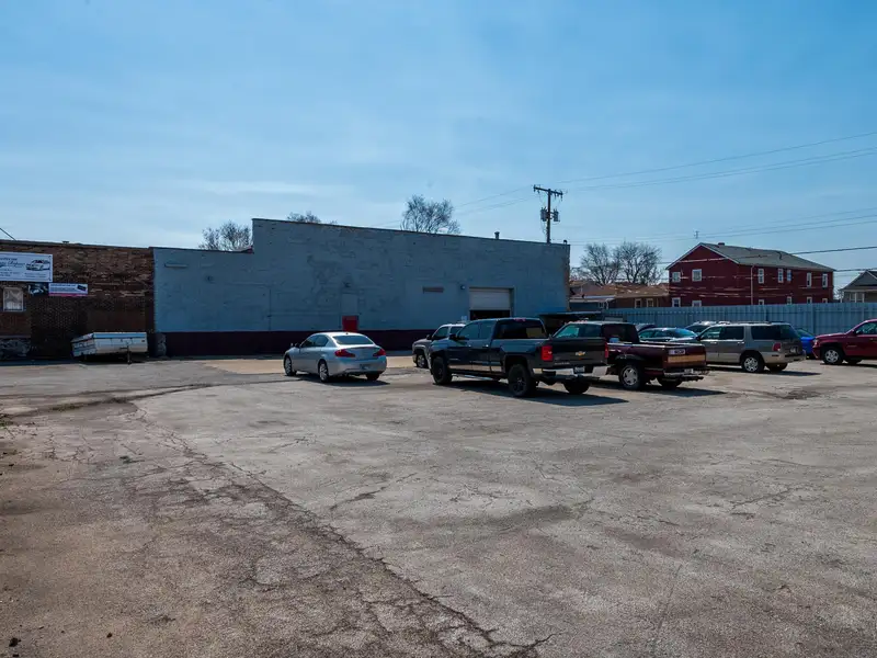 Mixed-use Property with 1-bedroom Apartment in Well-maintained Building