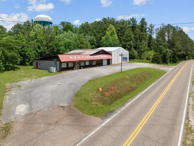 Commercial Property with Showroom and Warehouses on Us Hwy 100 W