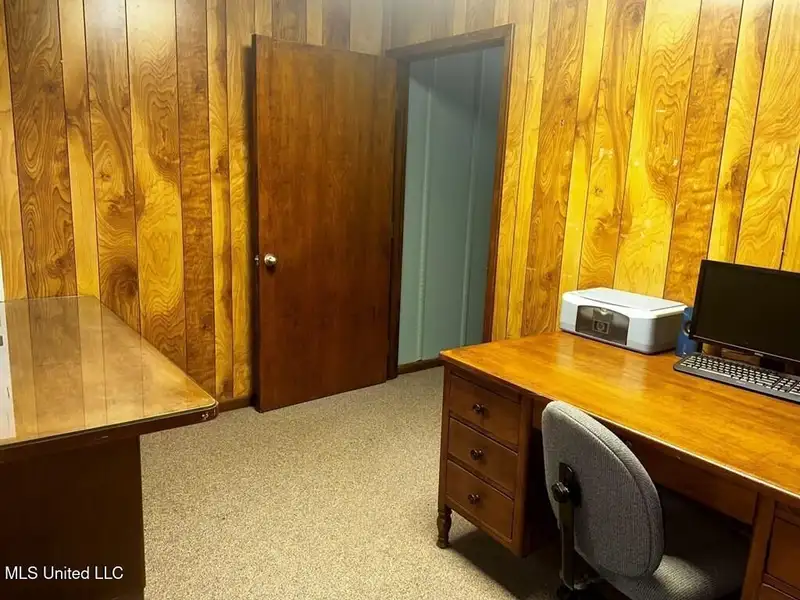 Office Building for Sale or Lease Near Port - 4100 Sq Ft with Conference Room and Parking