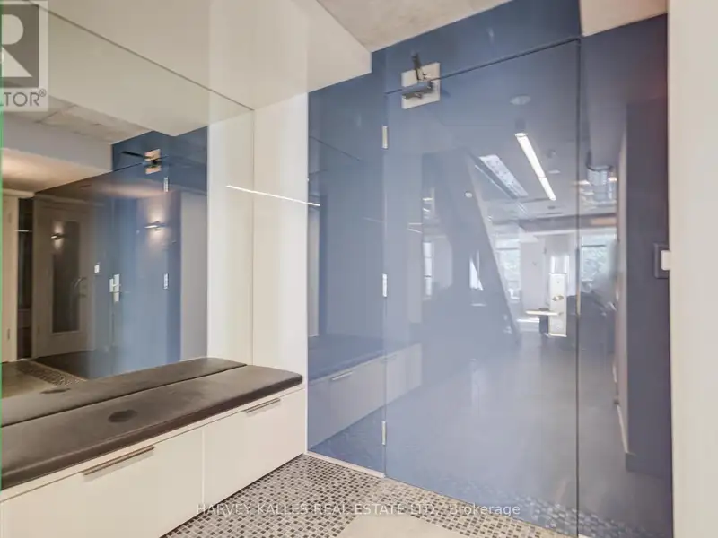 Executive Urban Townhome in King West with Private Entrance and Premium Amenities