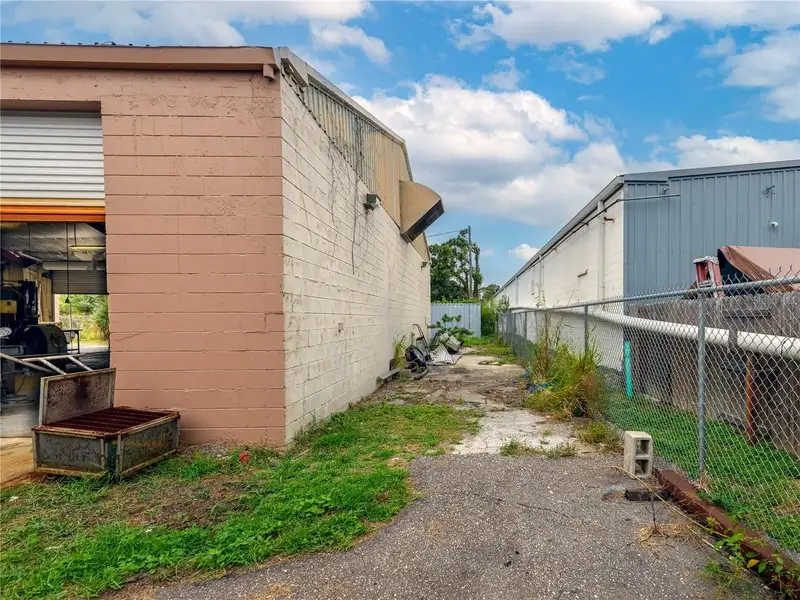 Masonry Warehouse with Office and Six Bay Doors in Drew Park