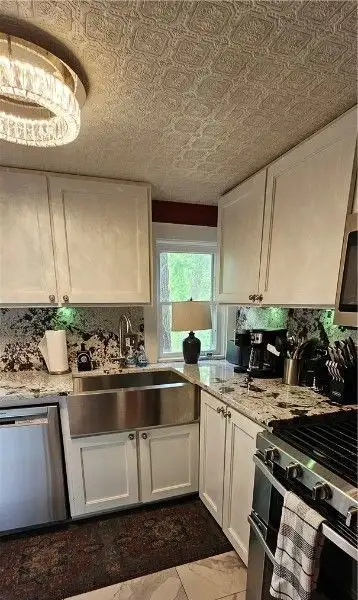 Charming Airbnb Cottage on Historic Loop with Upgrades and Large Entertaining Deck