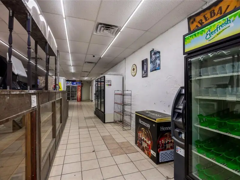 Versatile Commercial Building for Retail or Service Use in High-traffic Location