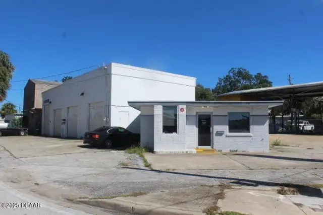 Freestanding Auto Repair Building on High Traffic Corner Lot in Mason Avenue