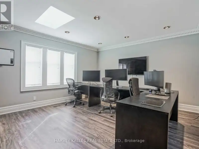 Top Floor Office Space in Renovated Semi-detached House, Prime Location, Utilities Included
