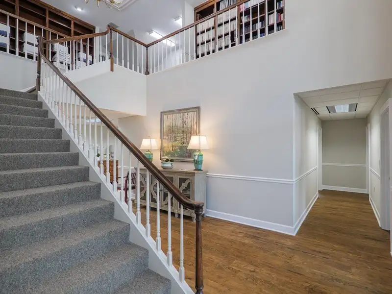 Executive Office Building in Loch Winn Business Park, Valdosta - Renovated with Ample Space