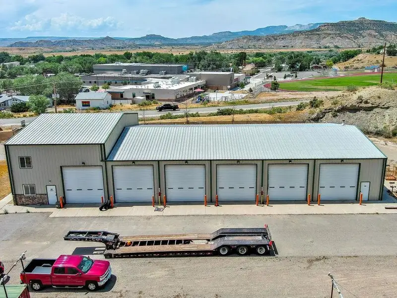 Well-maintained Commercial Property with Global Tenant and 6.8% Cap Rate on 5.71 Acres