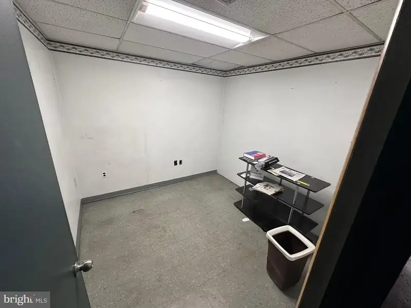 Industrial Building with 6 Bay Truck Repair Facility on 1.47 Acres Near Downtown