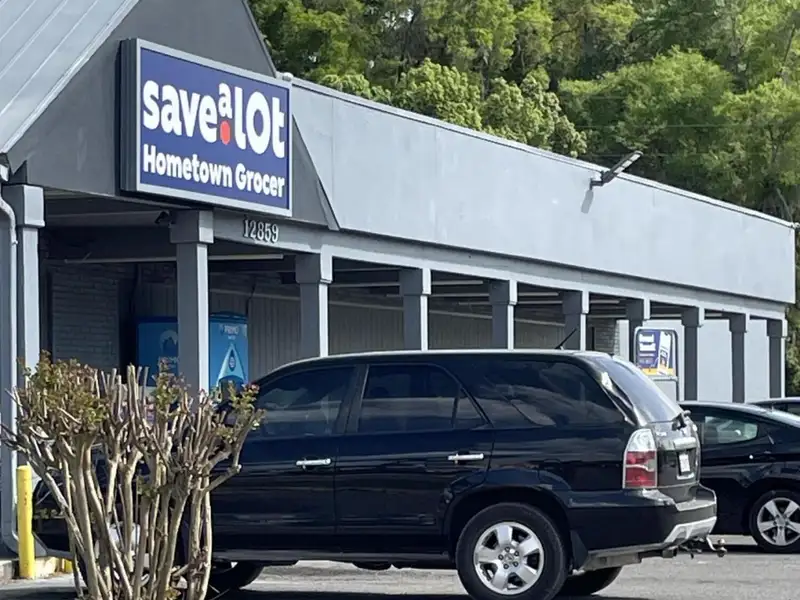 Established Grocery Store in Community Heart, Prime Location with Growth Potential
