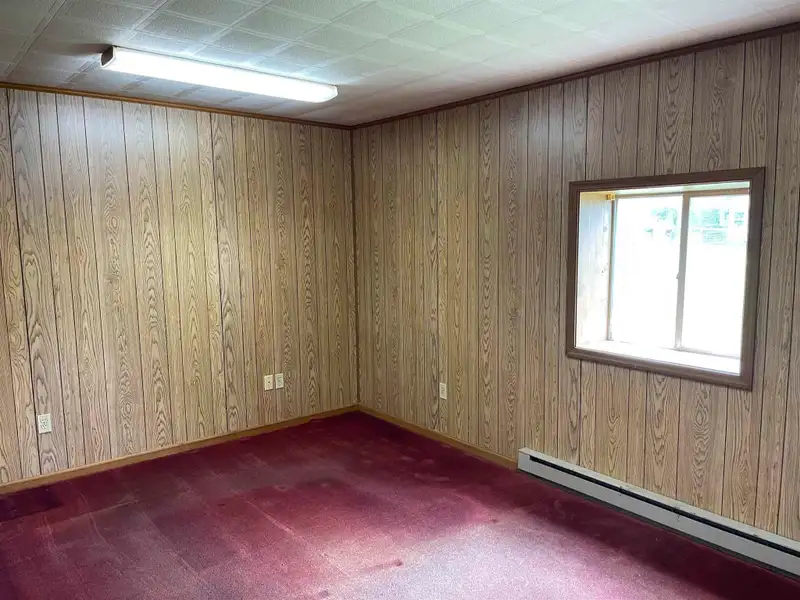 Commercial Building for Lease: 3,000 Sq Ft with Loading Dock Near I81