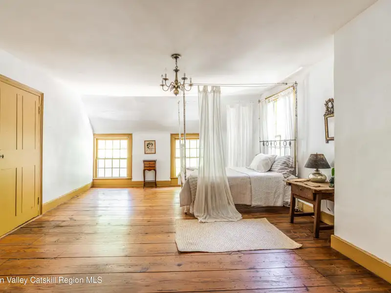 Historic Mixed-use Landmark in Kinderhook Village with Restaurant and Flexible Suites