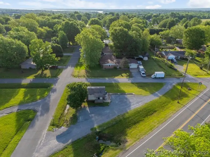 Prime Commercial Property on High-traffic Road with New Roof in 2023