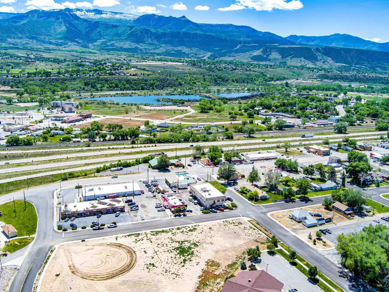Two-story Commercial Investment Property in Downtown Parachute with 6%+ Cap Rate