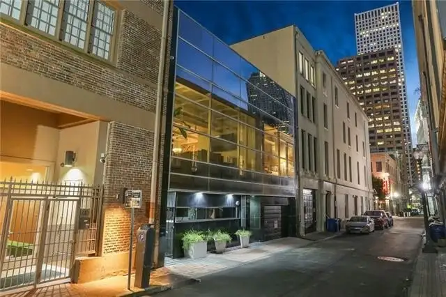 Historic 3-bedroom Residence with Rooftop Terrace in Cbd, Plus 1-bedroom Unit for Rental