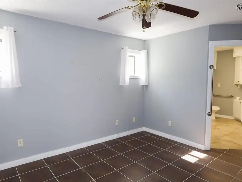 Commercial Property with Office, Living Quarters, and Warehouses in Wichita Falls Area
