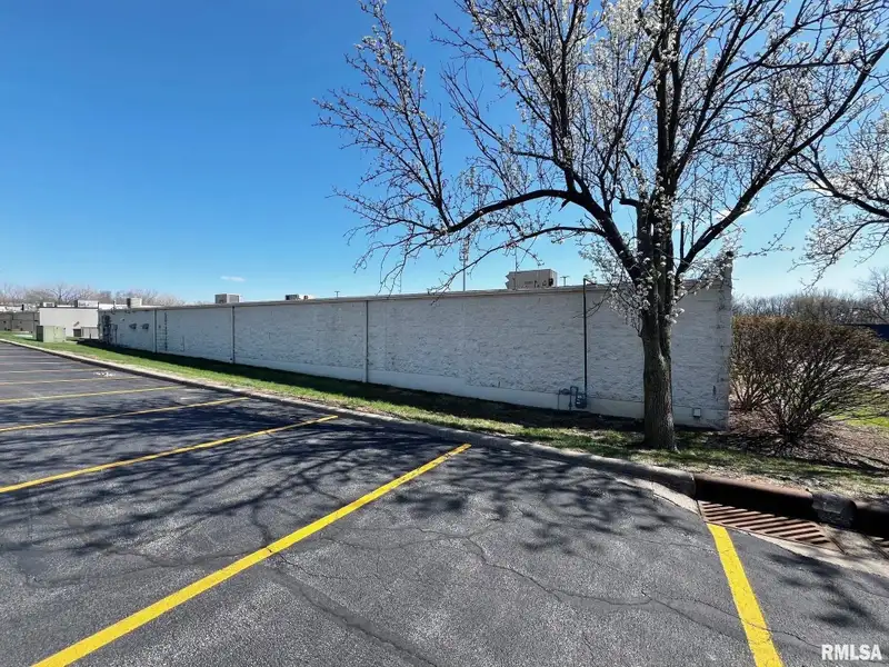 Standalone Commercial Building in Peoria's Metro Centre - High Traffic and Visibility