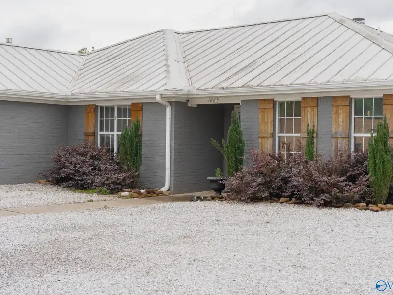 Gross Lease Commercial Property with Maintenance Included, Ideal for Business Operations