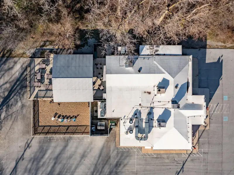 Renovated Commercial Building with Land for Sale in Central Location, Ideal for Restaurant