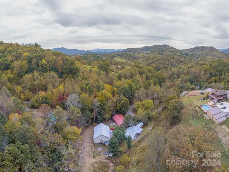 Charming Cottage and Barn on Expansive Mountain Retreat with Outdoor Amenities
