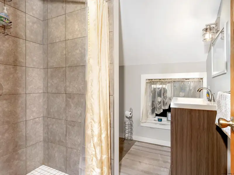 Renovated Pub and Hotel in Prime Woodstock Location with Restaurant and Apartments