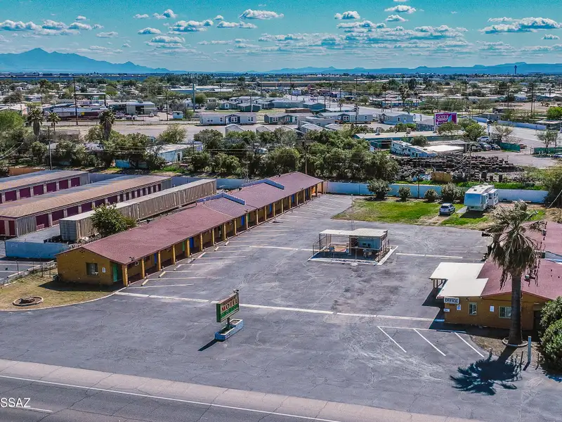 Well-maintained 18-unit Motel Near Tucson Airport with Rv Spaces and Ample Parking