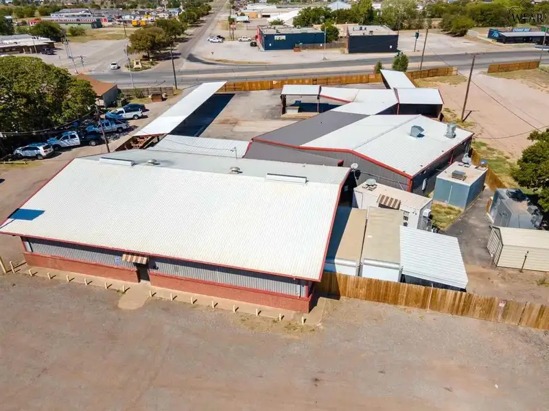Prime Restaurant/bar on 1.24 Acres with Ample Parking and Outdoor Dining